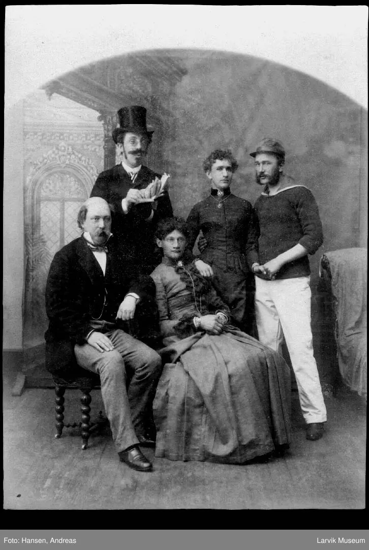 Atelierbilde, gruppe, utkledde menn