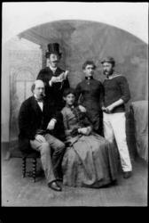 Atelierbilde, gruppe, utkledde menn