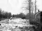Testeboån. Vårfloden 1921. Testeboåns nedre lopp. Strax ovanför textilfabriken. Till höger trädgårdsmästarbostaden.