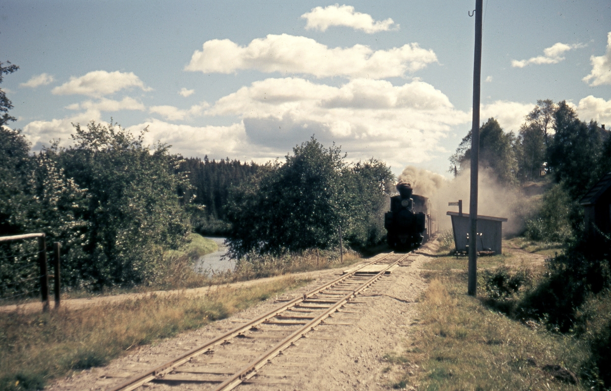 Tog 2058 til Sørumsand ved Slora holdeplass.