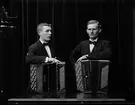 Åström och Jonsson, Bomhus. Två dragspelande unga män