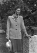Ferdinand Sjöbergs garn. Kvinnlig modell visar kläder från Sjöbergs garn