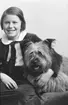 Flicka med hund.