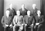 Sju herrar på fotot. Gestrike Ansgariföreningens Styrelse. I Sevallbo uppfördes 1927 Ansgariikyrkan, ritad av Nathanael Karlsson, som förvaltas av Utomälvens församlingshus stiftelse. 1992 uppfördes en klockstapel vid kyrkan.  Källa: GD A-Ö.