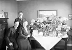 Fru Svan med familj på födelsedagen