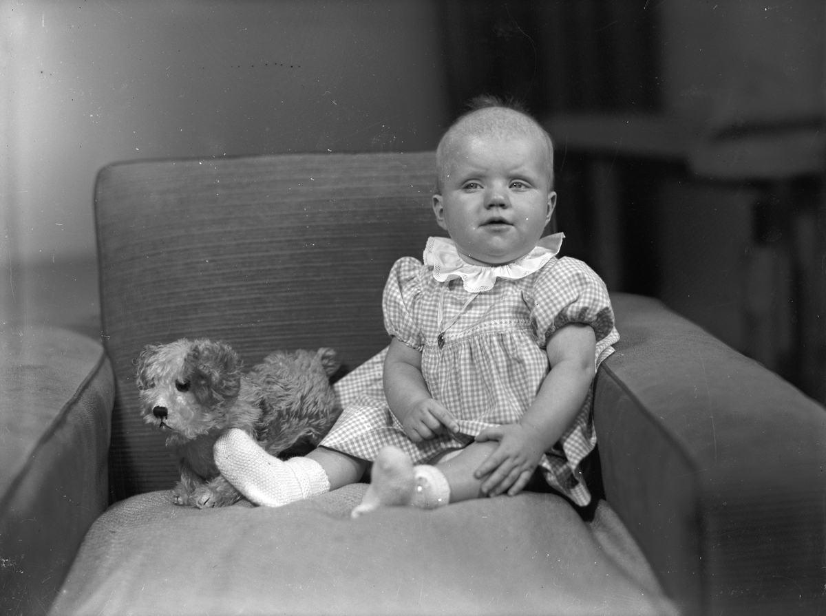 Herr O. Nordströms dotter Gunnel. 7 november 1944. Zimmermans Skoaffär, Gävle.