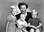 Fru Bergman och barnen. 1944.