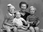 Fru Bergman och barnen. 1944.