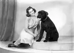 Fröken Birgit Sundeman och hennes hund. Norra Kungsgatan 3, Gävle. November 1944.