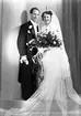 Brudparet Åke och Karin Liljegren, Bokbindarvägen 78, Hägerstensåsen, Stockholm. 11 november 1944.