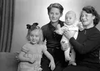 Fru Peterzen och barnen, Valbogatan 29, Gävle.           3 december 1944. Sändes till Apoteket Kronan.