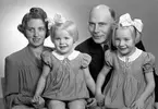 Familjen Fabrikschef Filip Bellander med fru och döttrar, Nygatan 49, Gävle. 5 december 1944.