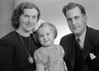 Familjen Kamrer Hedström med fru och dotter i Gävle. 10 december 1944.