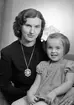 Fru Hedström och dotter. 10 december 1944.