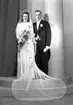 Brudparet Arne Westlund, Södra Ringvägen 10, Gävle.   16 december 1944.
