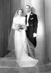 Brudparet ingenjör Ragnar Kåby, Flygfältsvägen 87, Riksby. 5 januari 1945. Fotografierna sändes till fru Anna Fagerlind, Engelbrektsgatan 53, Gävle.