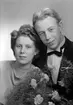 Brudparet Olle Sjöstrand, Bondegatan 16, Sandviken.   13 januari 1945.