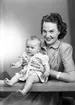 Fru Lundahl och dotter. 9 april 1945. Disponent Eric Lundahl, Gustavsgatan 14, Gävle.