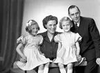 Familjen Herr Bertil Linder, Bryggargatan 9 B, Sandviken. 24 april 1945.