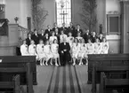 Konfirmander Bomhus Kyrka. Komminister Johansson. 12 maj 1945.