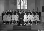 Konfirmander, Strömsbro Kyrka. Komminister Wiklund. 12 maj 1945.