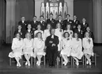 Konfirmander och komminister Ernst Johannes Åsbrink i Staffans Kyrka, Brynäs. 29 april 1945.