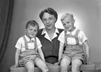Fru Gunborg Nolander med söner. Maj 1945. Fru Gunborg Nolander, Skomakargatan 19, Gävle.