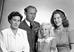 Familjeporträtt. Fanjunkare H. Nygren, Kungsbäck, Gävle. 14 augusti 1945.