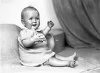 Familjen Carlssons lilla dotter. November 1945.