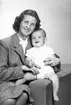 Fru Margareta Wasend med lilla sonen. 8 september 1945.