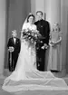 Brudparet Sven och Rut Odernäs, Mellanbergsvägen 71, Stockholm. 29 september 1945.