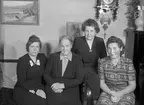 Folkskollärarinna Anna Hedström, Gästrikegatan 12, Gävle. 26 september 1945. Jubilar tagit i hemmet.
