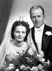 Brudparet John Lövgren, Södra Fiskargatan 20, Gävle. 27 oktober 1945.