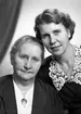 Porträtt av två kvinnor. 31 oktober 1945. Fru Hilda Gustavsson, Älvkarleö.