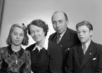 Porträtt av familjen Axel Pettersson, Hantverkargatan 4 B, Gävle. 18 november 1945.