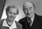 Porträtt av man och kvinna. 7 november 1945. Fru Wenngren, Drottninggatan 14, Gävle.