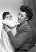 Fru Westling med dotter. November 1945. Lektor Tore Westling, Hagaplan 2, Gävle.