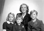 Familjeporträtt med fru Hallström och barnen. 26 november 1945. Kassör E. Hallström, Kyrkogatan 31, Gävle.
