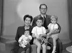 Familjeporträtt. Konsulent Hans Grundström, Linnévägen 11, Gävle. 28 november 1945.