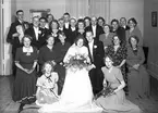 Brudpar Erik Magnusson, november 1945. Grupp tagen på restaurang Gothem.