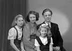 Familjeporträtt. Herr Bror Jansson, Sveden, Valbo. 9 december 1945.