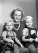Gruppfotografi av kvinna och två barn, 3 december 1945. Elsa Hallberg, Brunnsgatan 68, Gävle.