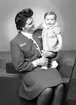 Fru Bertil Lidholm med dotter som är 7 månader gammal. 6 december 1945.
