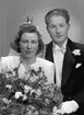 Brudpar Åke Brolund, Sofiagatan 3, Gävle. 15 december 1945.