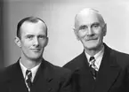 Gruppfotografi av två män, 31 december 1945. Herr Gustav Axling, Axmarsbruk.