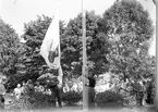 I.O.G.T:s sommarhem Lindesberg på Norrlandet, Gävle. Invigning den 30 juni 1940. Ägt av G.G.I.K. Godtemplarordens flagga är hissad. En mötesplats för ungdomar under krigsåren då Sverige var stängt. Det var fester, lekar, bad och dans på bryggan. Lindesberg låg vid viken mellan Frivy, Lervik och Kullsand. Revs när hamnen byggdes ut. Den som nu minns med glädje och tacksamhet dessa tider är nu 84-åriga Karin.