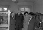 Invigning av ny hemslöjdsaffär. 27 mars 1950. Hemslöjdsföreningen i Gävle, utställning på museet. Landshövdingparet nya och gamla. Rickard Sandler (1941-1950) och Elon Andersson (1950-1954).