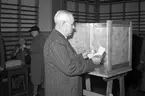 Från valdagen. Den 14 september 1946. Man vid röstskärm
