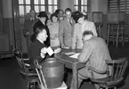 Från valdagen den 14 september 1946. Inne i röstlokalen
