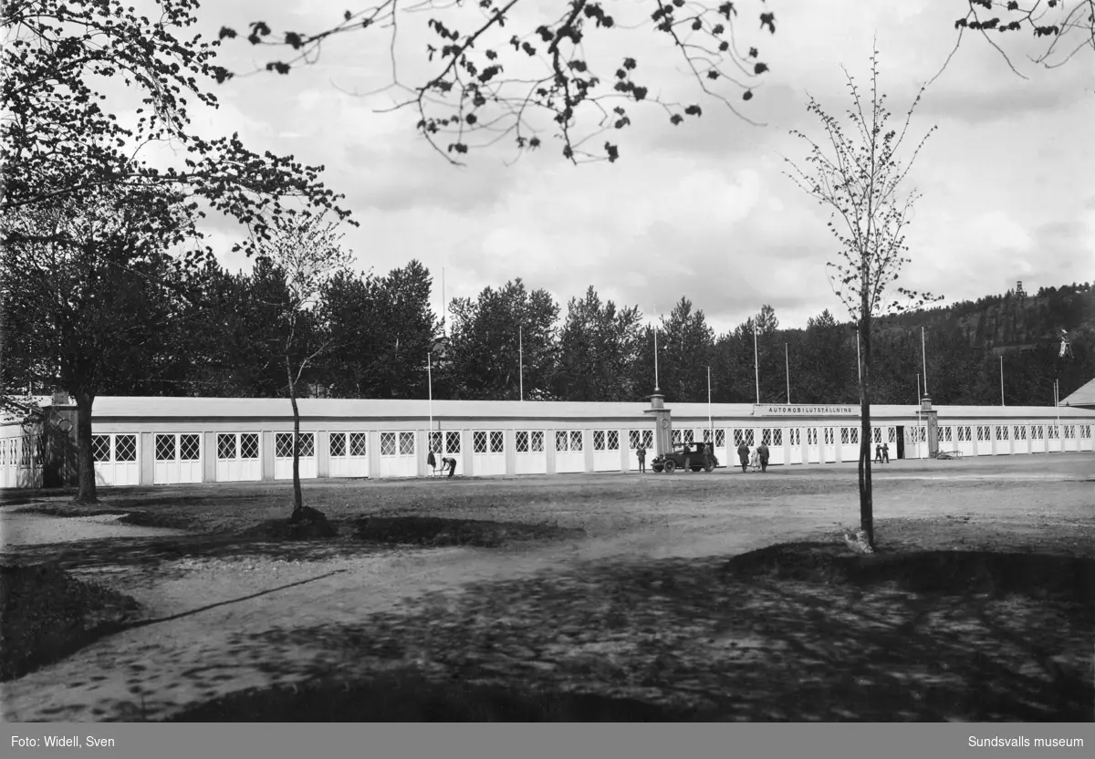 En svit bilder som visar mässområdet för Sundsvallsutställningen 1928. Bild 1. Maskinhallen på Läroverksplanen. Bild 2. Automobilutställningshallen (i vinkel mot maskinhallen). Bild 3. Interiör av maskinhallen. Bild 4. Restaurangen i skolparken (Handelsskolan till vänster). Bild 5. Restaurangen (se föregående bild). Bild 6. G A-skolans gymnastikhus (användes som mässhall). Bild 7. Nöjesfältet med utsiktstorn och ruschkanor. Bild 8. Viadukten över järnvägen mellan skolorna Läroverket och G A-skolan. Bild 9. Karta över utställningsområdet ur katalog.